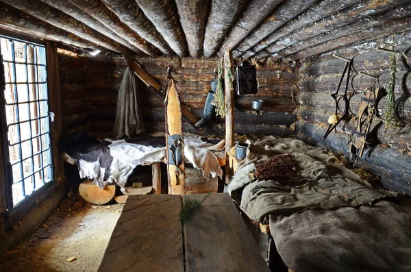 Región de Irkutsk, RU-Feb, 18 2017: Interior de la cabaña de caza. Museo de Arquitectura de Madera Taltsy —  Fotos de Stock