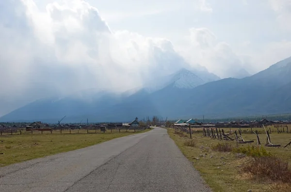 Camino asfaltado que conduce a las montañas Sayan. Buryat República — Foto de Stock