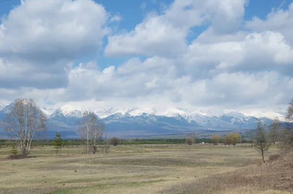 Tunkinskaya Valley in het voorjaar aan de voet van de Sayan Mountains, Buryatia — Stockfoto