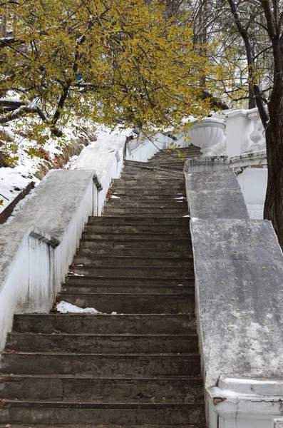 Alte Betontreppe mit dekorativer Vase und Geländer — Stockfoto