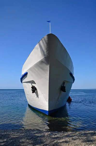 Baikal, ru-jul, 29 2017: das Passagierschiff auf dem Baikalsee — Stockfoto