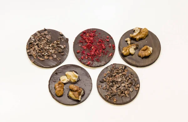 Chocolade medailles met verschillende kruimels. Zoete presenteren Stockfoto