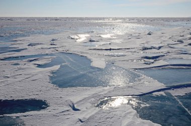 Kışın Deniz Baykal. Çatlak ve Tepecik