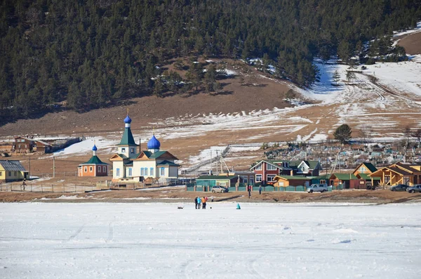 聖ニコラス教会の大きな Goloustnoye の村で。アイスのバイカル湖からの眺め — ストック写真