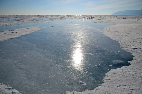 Baykal Gölü buz güneşli kış günü — Stok fotoğraf
