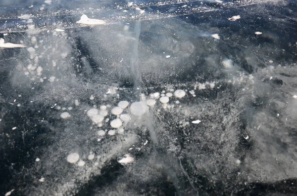 Il ghiaccio del lago Baikal. Fogli e crepe congelati — Foto Stock