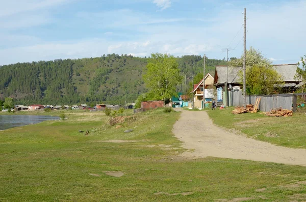 Klein Russisch dorpje aan de rivieroever. Pittoreske zomer landschap — Stockfoto
