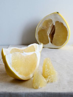 Pamela meyve, beyaz bir arka plan üzerinde parçalar halinde kesilmiş