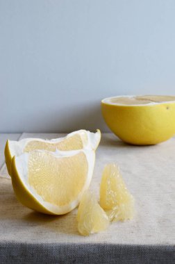 Pamela meyve, beyaz bir arka plan üzerinde parçalar halinde kesilmiş