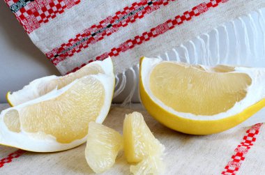 Pamela meyve, beyaz bir arka plan üzerinde parçalar halinde kesilmiş