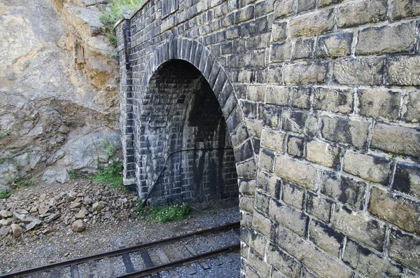 Tunel ve skále. Okol Bajkal železnice — Stock fotografie