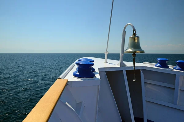 Stern con campana. Nave a lo largo del lago Baikal — Foto de Stock