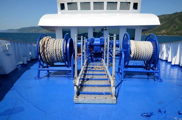 ロープとはしご船尾。バイカル湖に沿って行く船 — ストック写真