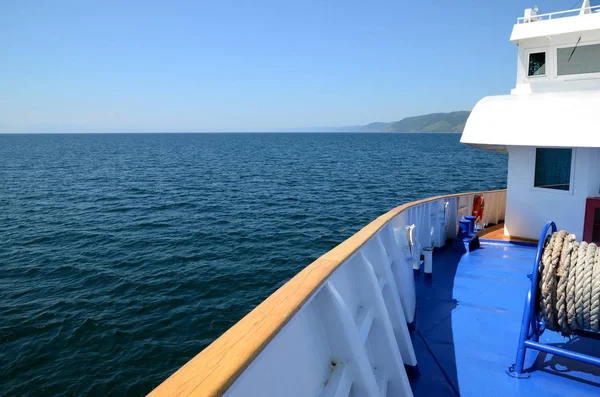 Стерн с веревкой и лестницей. Корабль плывет вдоль озера Байкал — стоковое фото