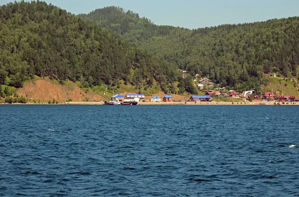 Pueblo de Listvyanka en la costa del lago Baikal. Vista desde el agua —  Fotos de Stock