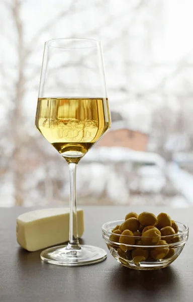 Sklo bílé víno Piala olivy sýr suluguni na zimní pozadí Stock Obrázky