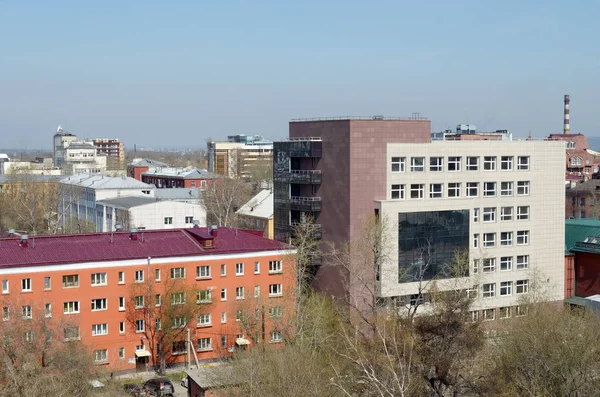 Uitzicht op de stad vanaf de klokkentoren van de Znamensky kloosterkerk. Irkoetsk — Stockfoto