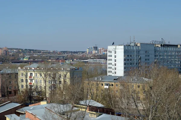 Vista de la ciudad desde el campanario de la iglesia del monasterio de Znamensky. Irkutsk — Foto de Stock