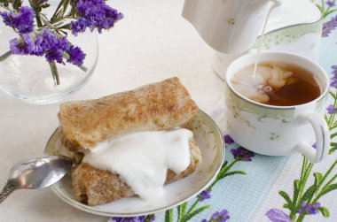 Ekşi krema kahvaltı Violet dekor ile doldurulmuş krep