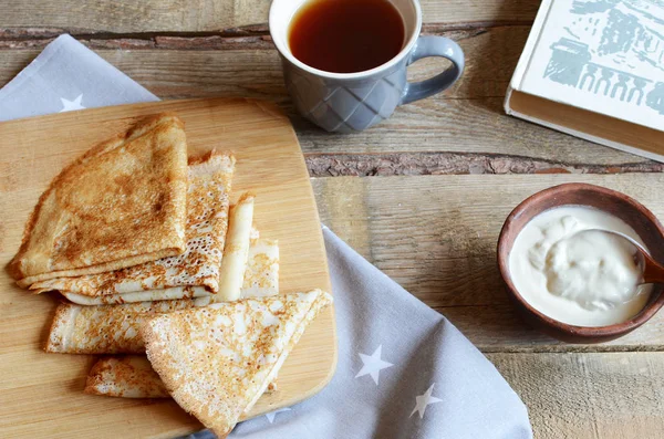 Rus tarzı krep ve kitap sırasında Maslenitsa eski ahşap arka plan ile rahat snack — Stok fotoğraf