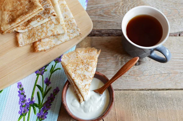 Rus tarzı ile çay molası sırasında Maslenitsa eski ahşap arka plan krep — Stok fotoğraf