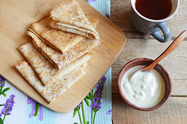 Rus tarzı ile çay molası sırasında Maslenitsa eski ahşap arka plan krep — Stok fotoğraf