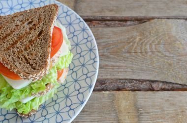 Sandviç tavuk göğsü domates ve peynir ahşap rustik geçmişi olan üçgen ekmek