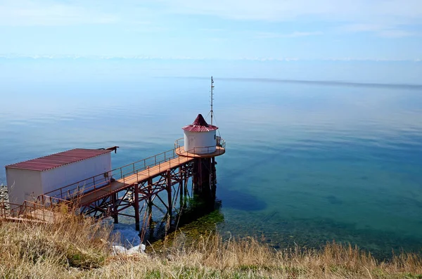 Pumpwerk am Baikalsee glättet ruhige Oberfläche im Frühjahr — Stockfoto