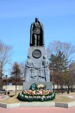 Irkutsk, Rusya, Nisan, 19 2015: Znamensky Manastırı Irkutsk'yakınındaki meydanında Amiral Kolchak anıt