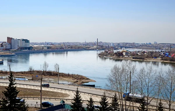 Irkutsk Stadt Straßen und Angara Fluss. Blick von oben vom Glockenturm der Znamensky Nonnenkirche — Stockfoto