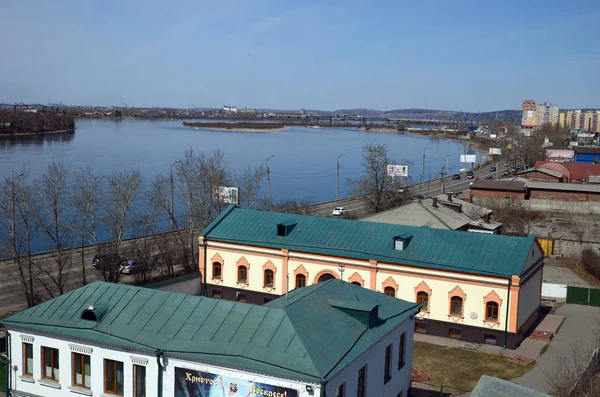 이르쿠츠크 도시 거리 그리고 Angara 강입니다. 벨 타워의 Znamensky 물었더니 교회에서 상위 뷰 — 스톡 사진