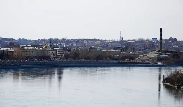 Ulice města Irkutsk a řece Angaře. Pohled shora z kostela zvon věž Znamensky klášter — Stock fotografie