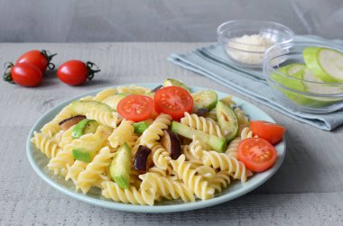 Düdük makarna domates ve kızarmış kabak, patlıcan