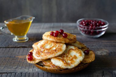 Rusya-stili koyu ahşap arka plan üzerinde börek