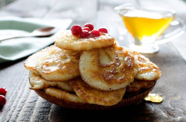 Rusya-stili koyu ahşap arka plan üzerinde börek