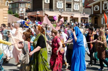 Irkutsk, Rusya - 01 Haziran 2013: Şehir günü yürüyüşü Irkutsk sokaklarında