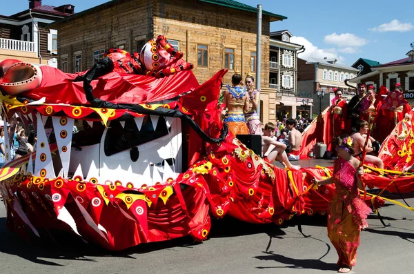 Irkoetsk, Rusland - 01 juni 2013: Stad Day Parade op straten van Irkoetsk — Stockfoto