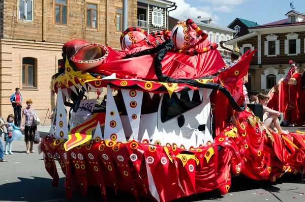 Irkutsk, Russia - June,01 2013: City Day Parade on streets of Irkutsk — Stock Photo, Image