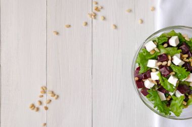 Pancar, beyaz peynir ve marul salatası çam fıstığı ile bırakır. Boş alan