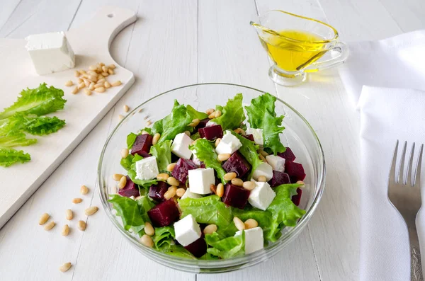 Salată sfeclă roșie, brânză feta și frunze de salată cu nuci de pin — Fotografie, imagine de stoc