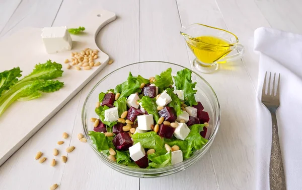 Beterraba salada, queijo Feta e folhas de alface com nozes de pinheiro — Fotografia de Stock