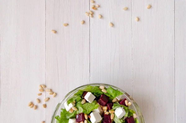 Sallad på rödbetor, fetaost och sallad lämnar med pinjenötter. Tomt utrymme — Gratis stockfoto