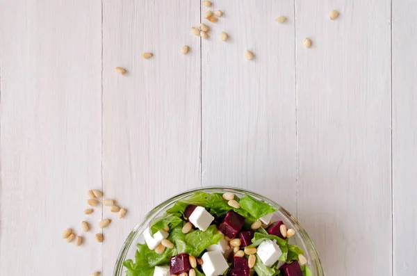 Listy salátu z červené řepy, sýr Feta a salát s piniovými oříšky. Prázdné místo Stock Snímky
