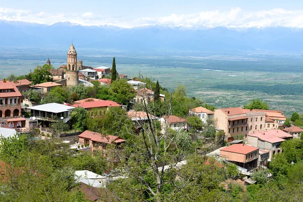 Aşk şehri Sighnaghi ve Kafkasya Dağları 'nın Alazani Vadisi. Georgia — Stok fotoğraf