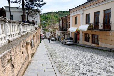 Tiflis, Gürcistan - Mayıs, 06: 2019: Gürcistan 'ın küçük romantik kasabası Sighnaghi' nin kaldırımlı caddesi