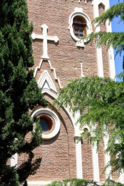 Georgia, Sighnaghi yakınlarındaki Saint Nino Bodbe Manastırı 'ndaki Aziz George Katedrali' nin çan kulesi.