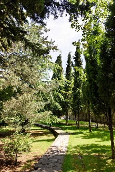 Mooi gemanicuurd park op het grondgebied van het klooster Saint Nino Bodbe nabij Sighnaghi, Georgië — Stockfoto