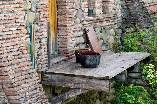 Bowler viejo, cesta, puerta, pared de ladrillo, patio trasero del monasterio —  Fotos de Stock