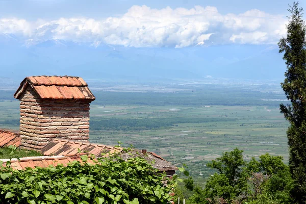 Widok na dolinę Alazani z tarasu widokowego klasztoru Bodbe — Zdjęcie stockowe