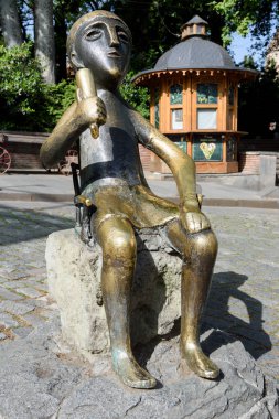Bronz heykel, boynuzlu anıt - Gürcistan, Tiflis 'te ziyafet başkanı